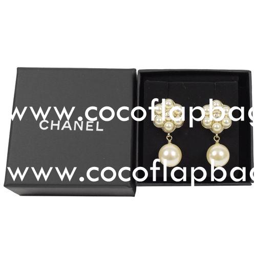Chanel CC Logo Pearl/Metal Earring Gold FA684637