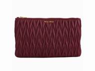 Miu Miu Matelassé nappa Clutch In Red RPZ335